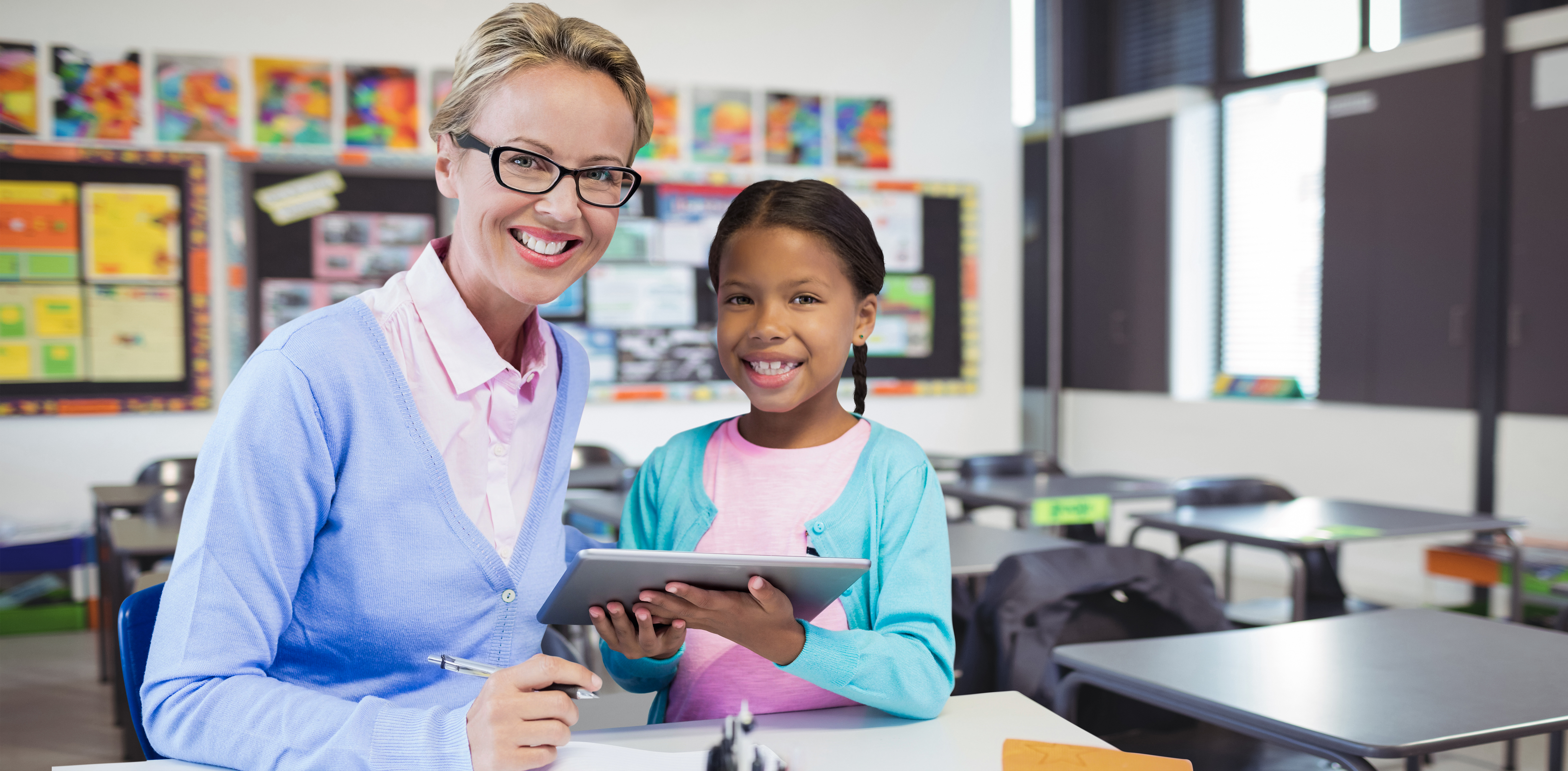 © creativeart | freepik.com | Zusammengesetztes Bild eines Porträts eines Schülers mit einem Lehrer, der ein digitales Tablet hält
