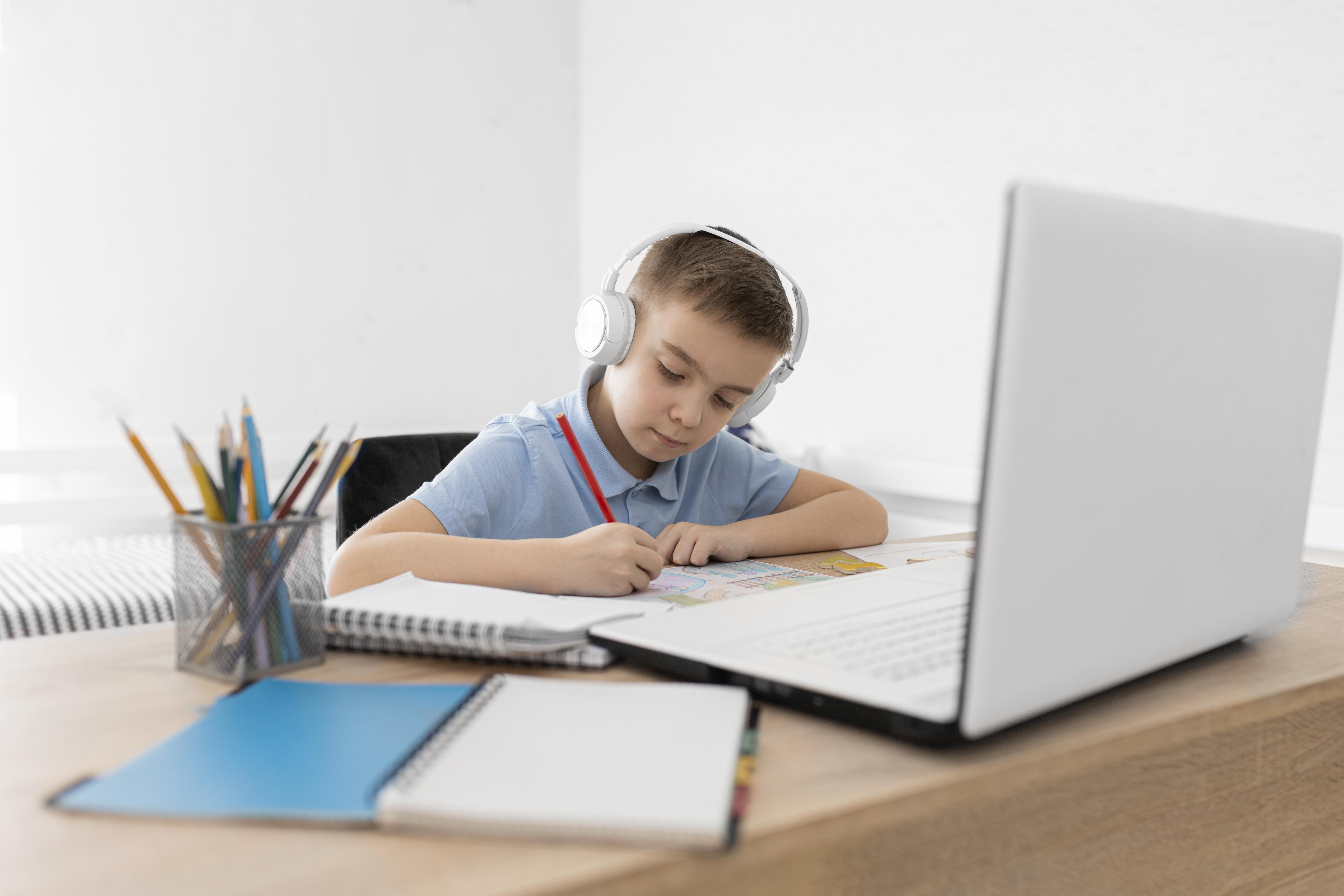 © Freepik | freepik.com | Mittlere Schussjungenzeichnung